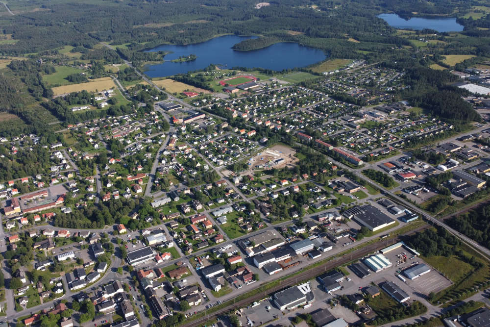 Välj leenden och handling framför armar i kors i Sävsjö kommun