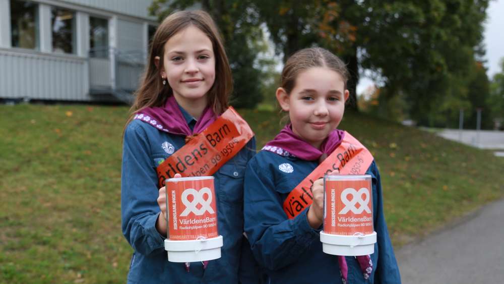 Lilly och Ellie knackar dörr för barn på flykt