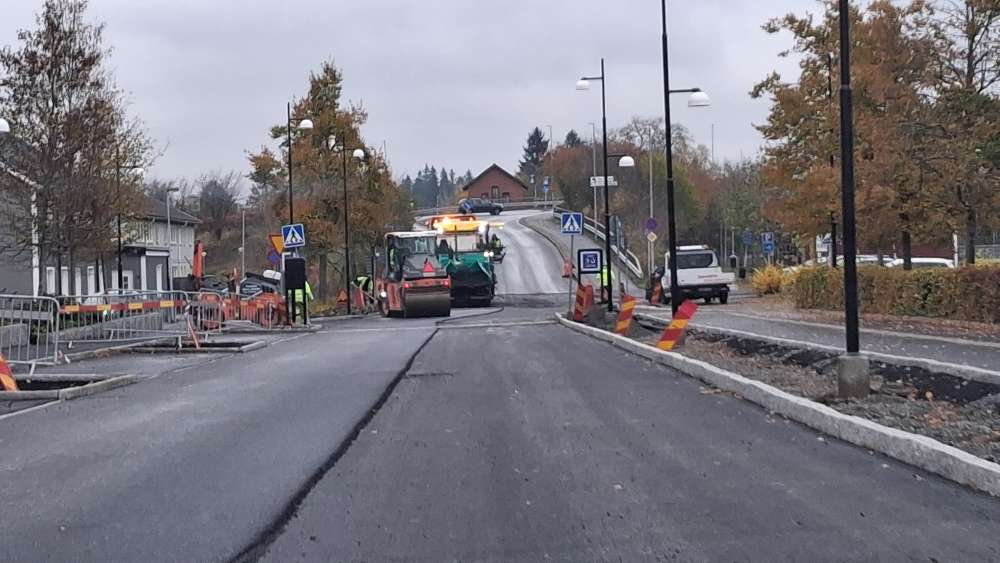 Pågående asfaltering - begränsad framkomlighet i centrum - bild 1